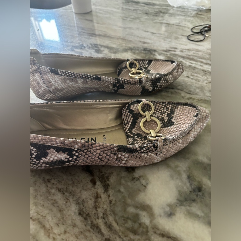 Anne Klein flat snakeskin pattern shoe.Size 10